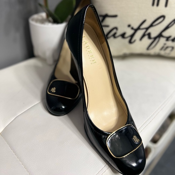 I’m selling these gently used shiny black Lauren Ralph Lauren size 6 shoes. - Picture 3 of 6